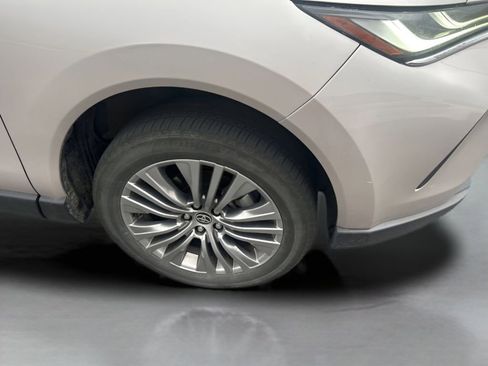 Used 2024 Toyota Venza XLE image 12