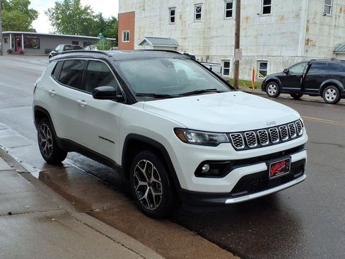 Used 2025 Jeep Compass Limited AWD/4WD image 4
