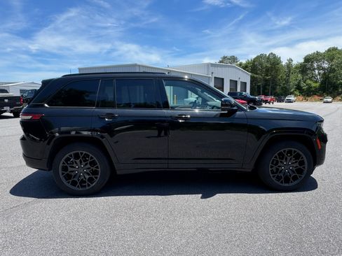 Used 2023 Jeep Grand Cherokee Summit AWD/4WD image 4