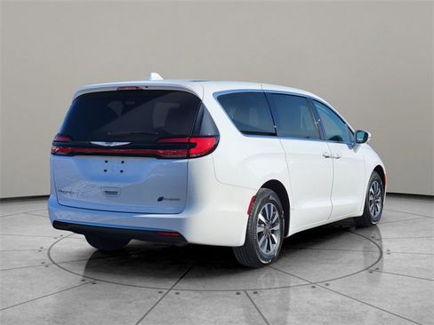 Certified 2022 Chrysler Pacifica Touring-L image 12
