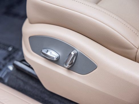 Certified 2024 Porsche Macan AWD/4WD image 25