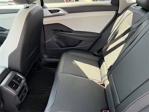 Used 2025 Volkswagen Taos SE image 27