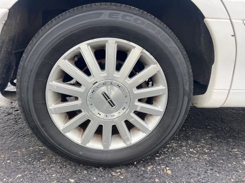 Used 2003 Lincoln Town Car Signature RWD image 37