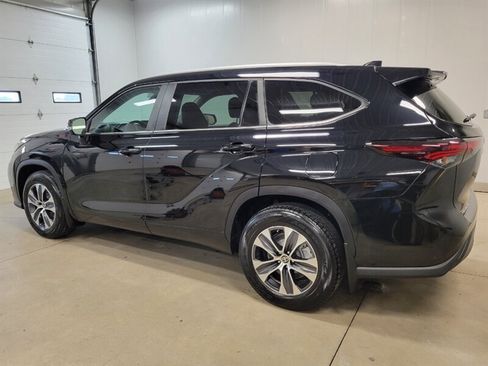 Used 2024 Toyota Highlander XLE AWD/4WD image 5