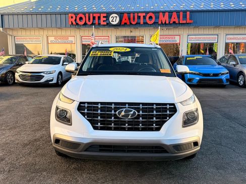 Used 2024 Hyundai Venue SEL image 3