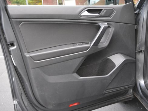 Used 2021 Volkswagen Tiguan SE image 10