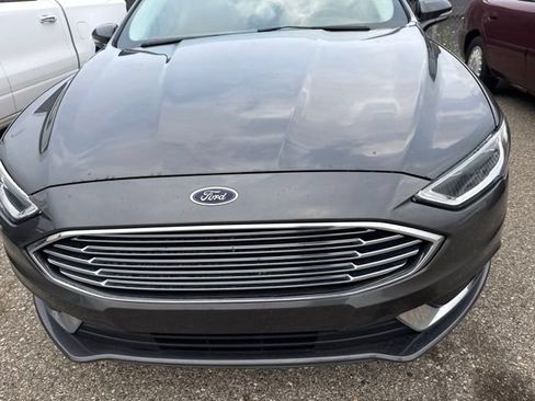 Used 2018 Ford Fusion SE w/ Fusion SE Technology Package FWD image 2