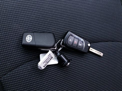 Used 2022 Toyota RAV4 LE AWD/4WD image 26