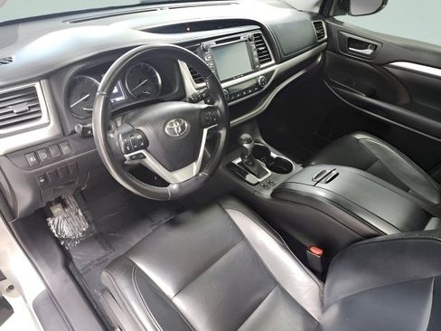 Used 2018 Toyota Highlander XLE AWD/4WD image 29