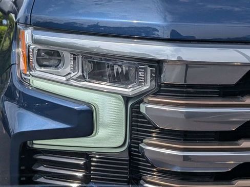 Used 2022 Chevrolet Silverado 1500 High Country w/ Z71 Off-Road Package AWD/4WD image 9