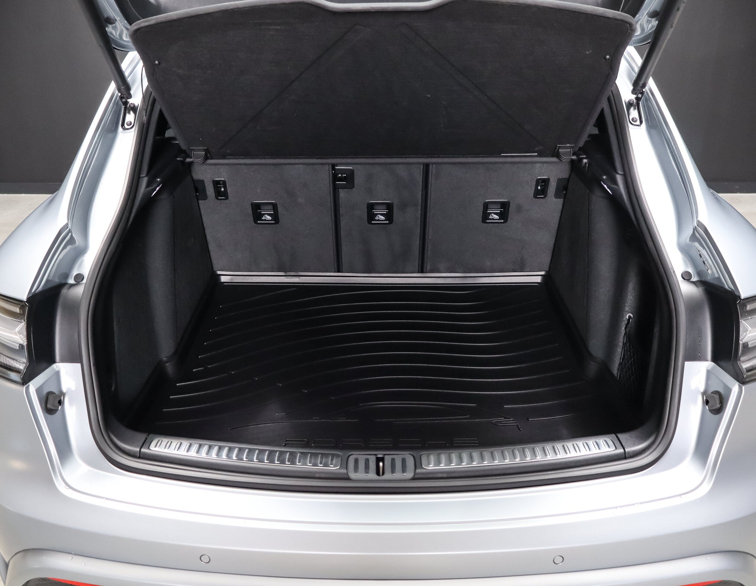 Certified 2025 Porsche Macan GTS AWD/4WD image 38