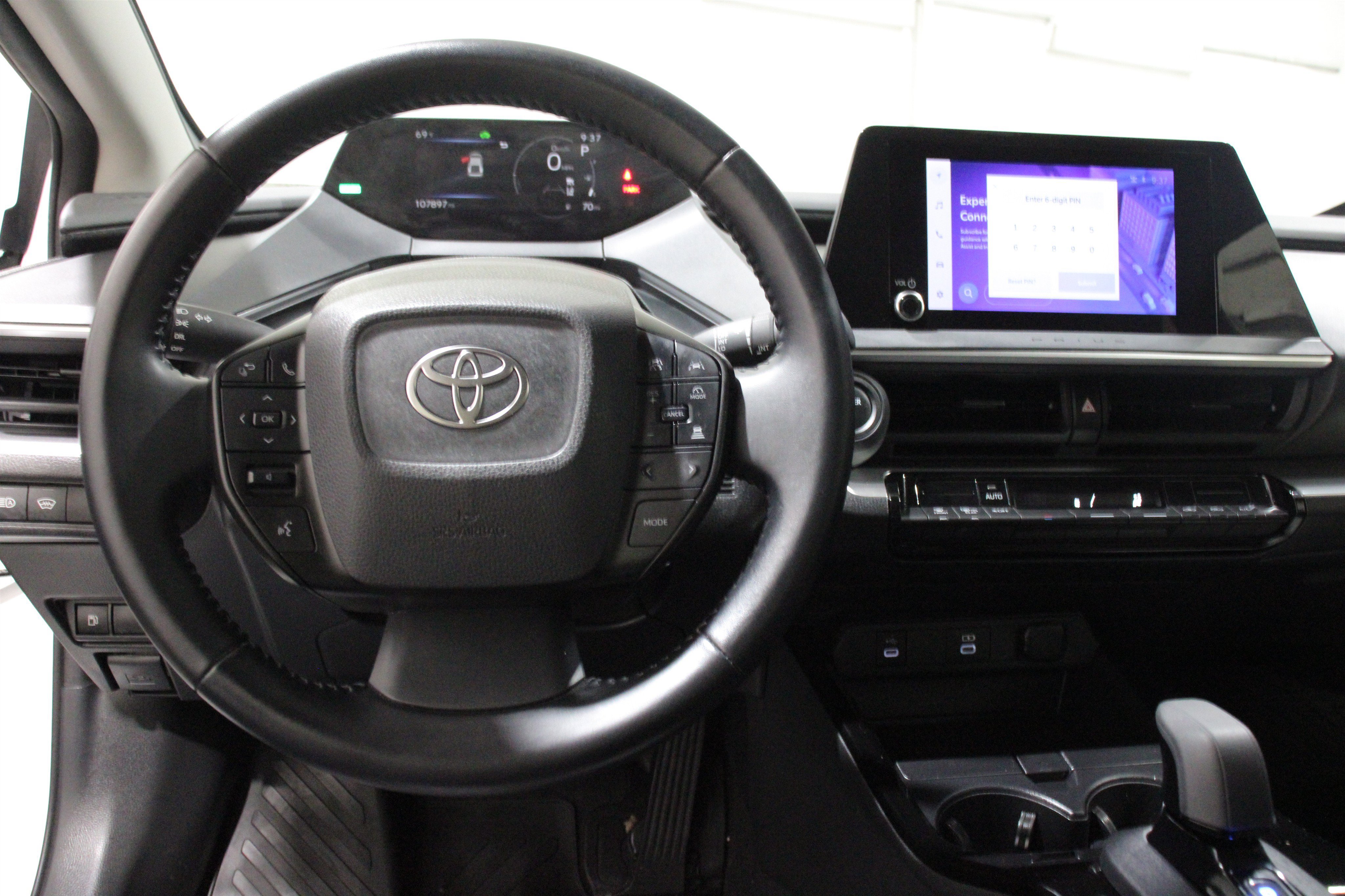 Used 2024 Toyota Prius LE FWD image 8