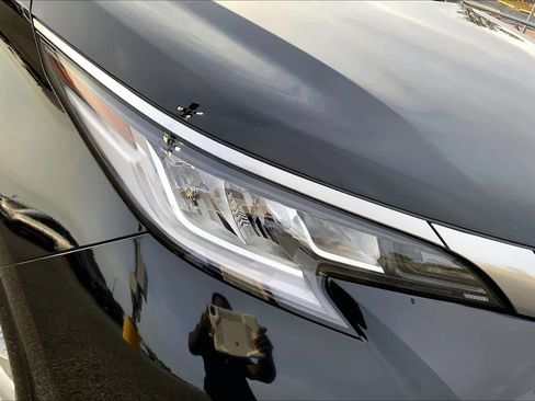 Used 2025 Toyota Sienna Limited image 27