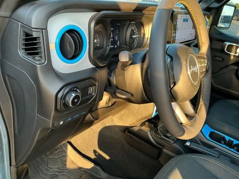 Used 2024 Jeep Wrangler Unlimited w/ Convenience Group image 11