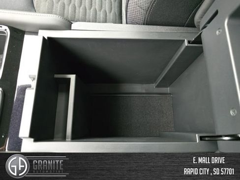 New 2025 Nissan Pathfinder SV w/ Black Appearance Package image 24