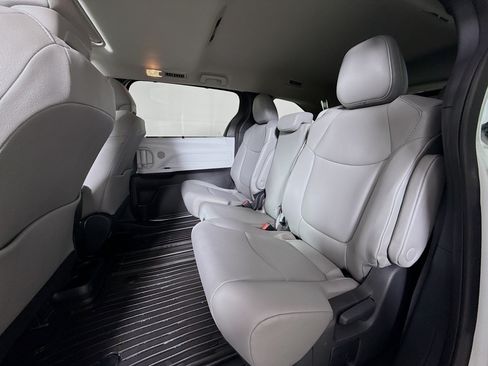 Used 2025 Toyota Sienna XLE w/ XLE Plus Package FWD image 22