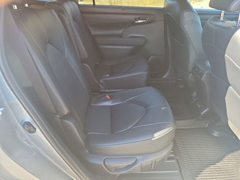 Used 2025 Toyota Highlander XLE image 36