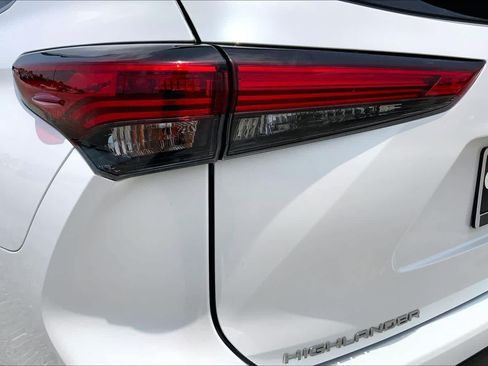 Used 2022 Toyota Highlander XLE FWD image 28