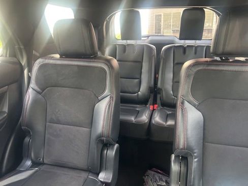 Used 2019 Ford Explorer XLT w/ Equipment Group 202A FWD image 2