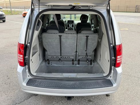 Used 2010 Chrysler Town & Country Touring image 10