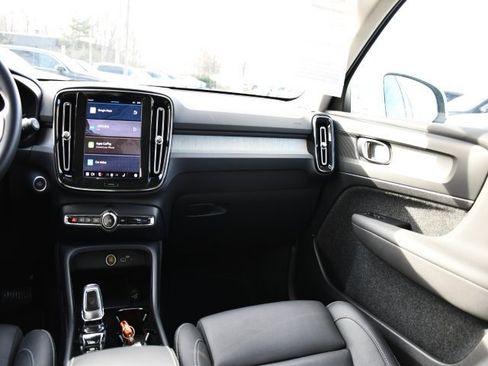 Certified 2025 Volvo XC40 B5 Plus image 19