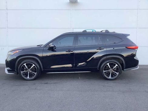 Used 2022 Toyota Highlander XSE AWD/4WD image 2