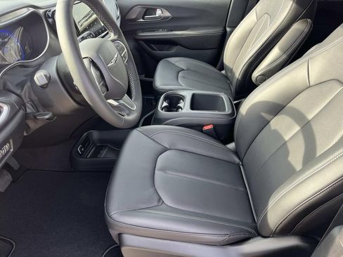 New 2026 Chrysler Pacifica Select image 9