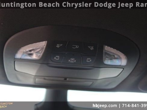 Used 2026 Chrysler Pacifica Select image 18