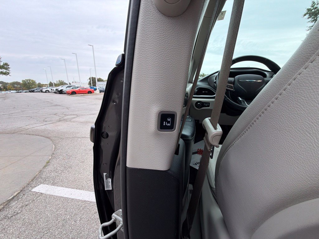 Used 2021 Chrysler Pacifica Touring-L FWD image 20