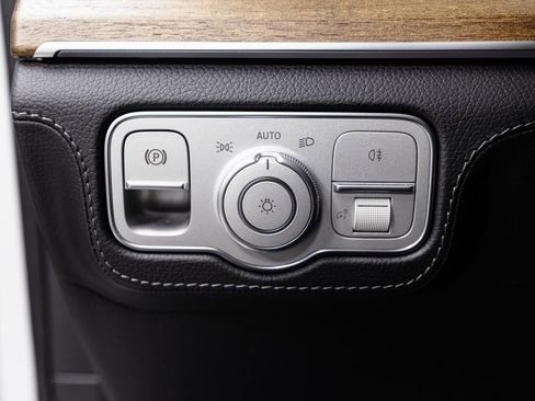 Used 2025 Mercedes-Benz GLE 450e 4MATIC image 10