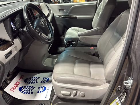 Used 2017 Toyota Sienna XLE w/ XLE Navigation Package image 9