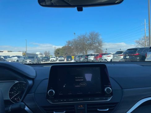 Used 2025 Nissan Altima 2.5 SV image 17