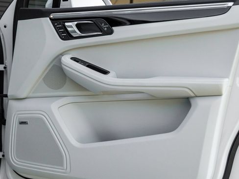 Certified 2026 Porsche Macan AWD/4WD image 40