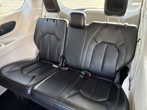 Used 2024 Chrysler Pacifica Limited FWD image 19