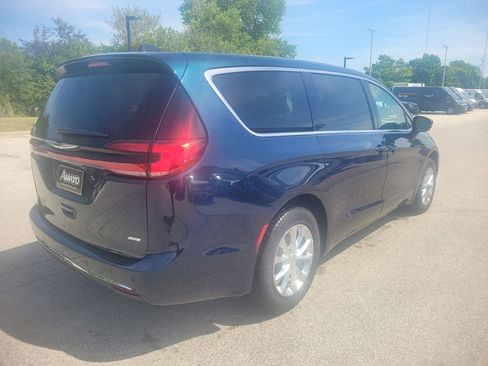 Used 2023 Chrysler Pacifica Touring-L AWD/4WD image 3