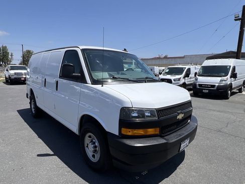 Used 2018 Chevrolet Express 2500 w/ Driver Convenience Package RWD image 2