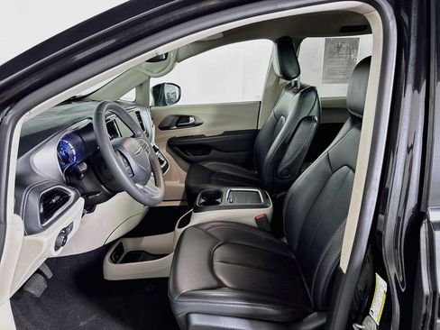 Used 2023 Chrysler Pacifica Touring-L FWD image 11