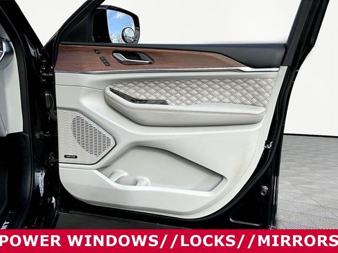 Used 2022 Jeep Grand Cherokee Summit w/ Luxury Tech Group V AWD/4WD image 28