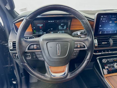 Used 2019 Lincoln Navigator Reserve image 12