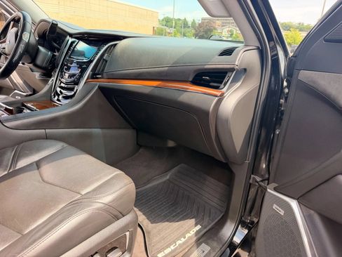 Used 2020 Cadillac Escalade ESV Luxury AWD/4WD image 20