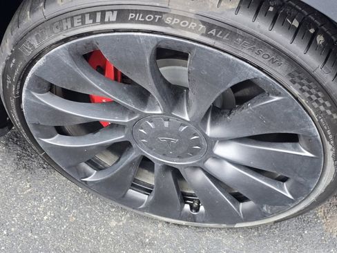 Used 2023 Tesla Model Y Performance image 10