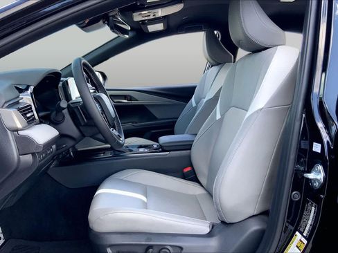 Used 2025 Toyota Camry SE w/ Convenience Package FWD image 8
