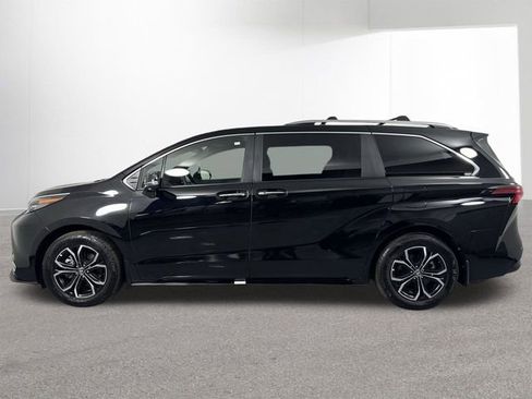 Used 2025 Toyota Sienna Platinum image 31