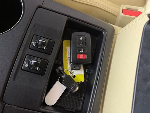 Used 2017 Toyota Camry XLE image 24