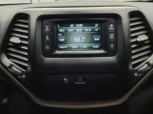 Used 2018 Jeep Cherokee Latitude w/ Safety Group image 25