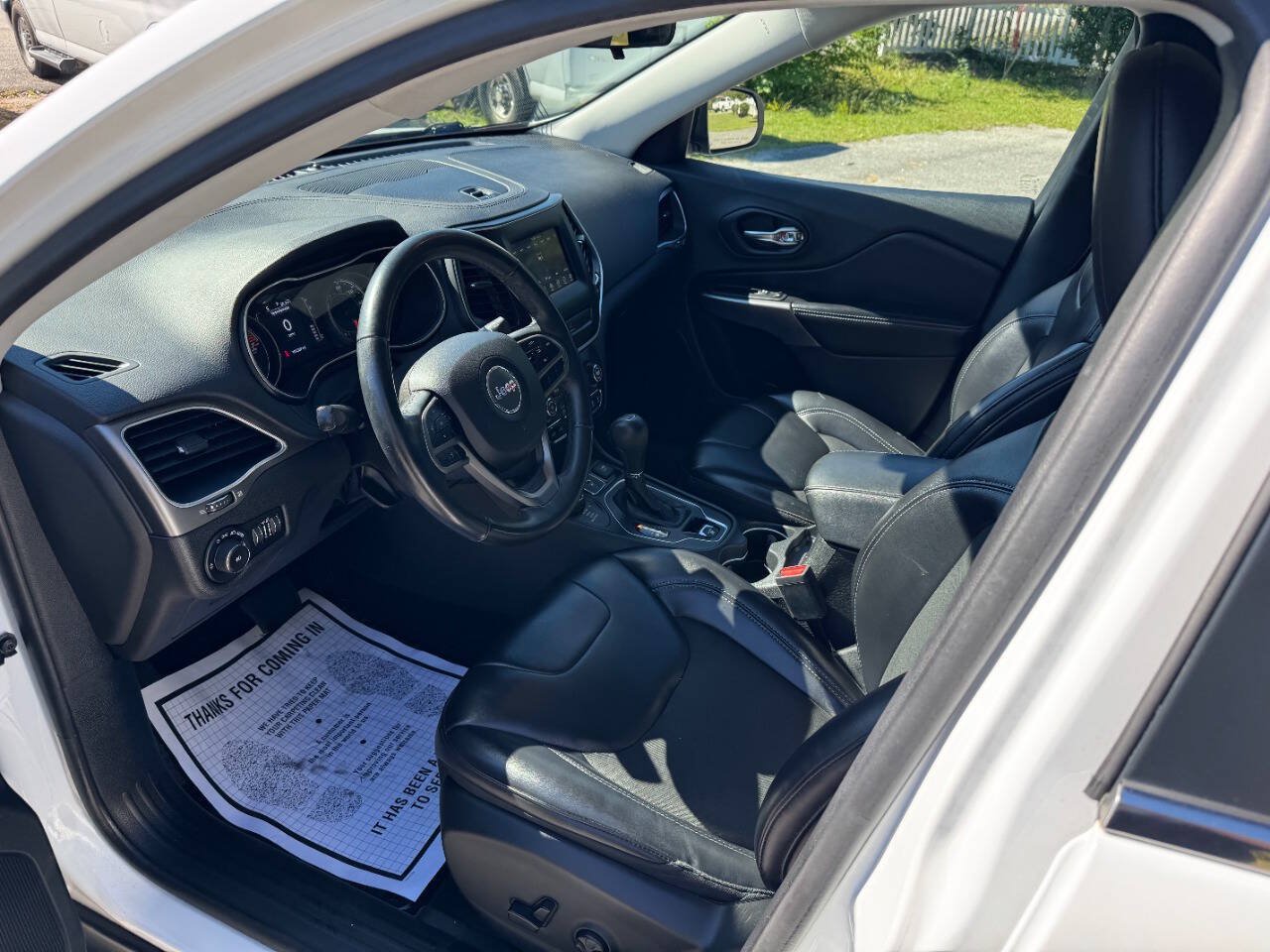 Used 2019 Jeep Cherokee Latitude Plus w/ Cold Weather Group AWD/4WD image 9