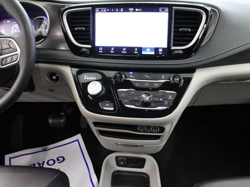 Used 2023 Chrysler Pacifica Touring-L FWD image 23