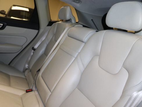 Used 2019 Volvo XC60 T5 Momentum w/ Premium Package image 72