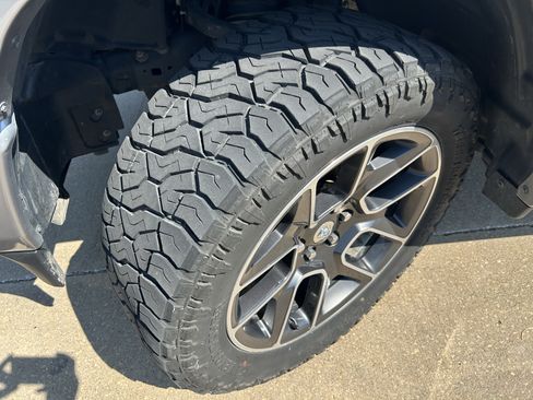 Used 2020 RAM 1500 Laramie AWD/4WD image 9