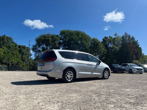 Used 2023 Chrysler Pacifica Touring-L FWD image 7